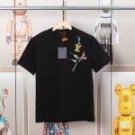 lv路易早春工具图案刺绣新款短袖T恤，高品质滑爽纯棉洗水面料，前幅多色工具图案高端绣花、还原特殊工艺带来的潮流，官网同步，定制定染 ，面料舒适柔软，三标齐全 非
