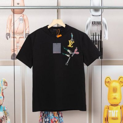 lv路易早春工具图案刺绣新款短袖T恤，高品质滑爽纯棉洗水面料，前幅多色工具图案高端绣花、还原特殊工艺带来的潮流，官网同步，定制定染 ，面料舒适柔软，三标齐全 非