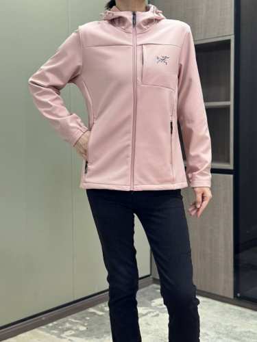 220 arc’Teryx/始祖鸟 女士软壳加绒外套 内里加绒添加石墨烯拼接' 科技防泼水面料，不惧风雨 内里加绒，柔软舒适保暖 整衣防静电处理。每平方植入10