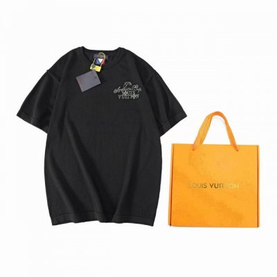 配礼盒5 1V 新款 美洲杯系列字母Logo徽标刺绣烫钻针织毛衣短袖 采用14S细针织片，针织毛料由纯棉纤维制成，具有柔软、舒适、透气、吸湿等特性。其纤维结构紧