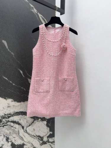 c家 25Ss 春夏新品高级减龄樱花粉无袖连衣裙 编织粗花呢面料粉嫩粉嫩的简直自带优雅感 令人心动的温柔小香风 定制珍珠镶边非常精美 立体花朵点缀上身自带高贵气
