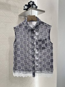 gucc*2025新品上架 蕾丝拼接提花无袖上衣 定制Yb进口人丝材质 提花工艺处理 呈现菱格分布的双G字母图案 无袖衬衫裁剪 微透效果轻盈感十足 宽松廓形包容