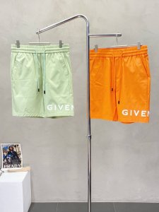 givenchy纪梵希独家专供新款休闲短裤高端版本！专柜定制面料 透气舒适度高，细节无可挑剔，品牌元素设计理念，体现高品质。手感细腻柔软！呈现休闲裁剪，上身版型