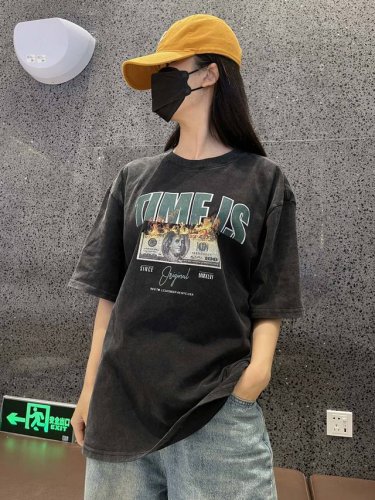vv20 时间就是金钱数码直喷印花短袖男女Oversize潮T恤高街面料采用230克新疆磨毛纯棉 并经过了做旧水洗工艺，因此手感更加柔顺有质感。