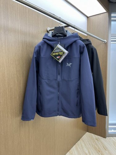 Arc 年早春新款专柜同款连帽休闲夹克，商务休闲两不误！面料采用聚酯纤维防风防水面料，内里聚酯纤维内衬，左手品牌彰显品牌奢华，工艺精湛考究，防水透气,柔软细腻.