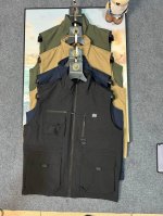 160 Kolon Sport可隆25Ss春季新款男士户外立领防风防水马甲！ 客供双层面料，内里是聚纤面料，手感软糯无比，直接接触皮肤都没问题！ 这个真是帅翻了