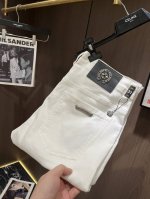 支持年后退换。 P250 Chr24秋季男士休闲牛仔裤......立体三维裁剪，简洁大方立体有型微弹上身舒适不紧绷，后口袋梵文徽标元素，厚度刚好满足秋冬节穿搭需