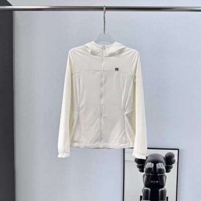 可隆｜Kolon Sport Hike系列弹力针织连帽印花 凉感防晒服女款 此次系列推出了一款专为女性设计的弹力针织连帽印花凉感防晒服。这款防晒服采用高品质弹力