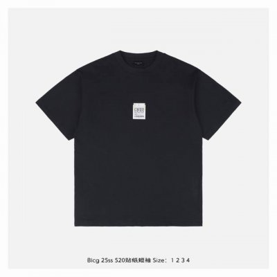 balenciaga 巴黎世家 25Ss 520贴纸短袖 采用采用24S双纱复古平纹针织面料190G，24S面料属于中等偏粗的纱线，通过双烧毛工艺处理布面绒毛，