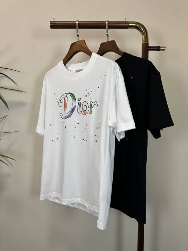 dior 迪奥2025新款 圆领 短袖 T恤 高端版本！专柜定制面料 透气舒适度高，细节无可挑剔，品牌元素设计理念，体现高品质。手感细腻柔软！呈现休闲裁剪，上身