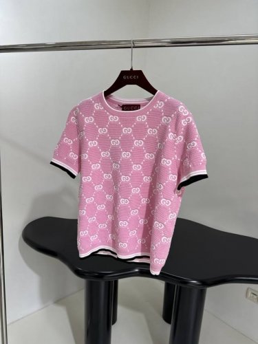 新品Gg提花羊毛上衣 采用粉色和白色Gg羊毛提花面料 通身饰互扣Gg提花图案 撞色条纹饰边 罗纹圆领领口 松紧弹力细节 推荐入手 ：粉色 ： Sml