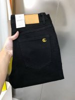 P240 G*Cci 古齐2025早春新款男士修身小脚牛仔裤 官网同步简洁时尚 爆款黑牛 高端定制 原单狠货 后裤袋Logo标设计 定制进口丹宁水洗牛仔纯棉面料