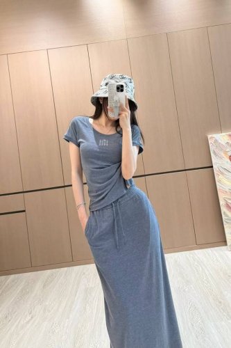 上新 chane* 小香 25Ss新款半裙套装 轻盈垂坠勾勒出流动的曲线美学 每一步都是法式慵懒与摩登气场的碰撞 对称短袖与开衩半裙的组合 用层次感打破单调 无