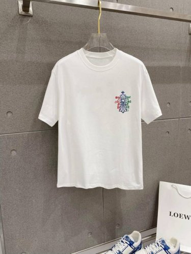 克罗家 2025春夏新款首发专柜最新款短袖圆领T恤 高端订制 设计前卫时尚！品牌Logo重工艺设计 高端定制面料.手感柔软.穿着舒适.专柜级别精致车线.做工精细