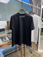 家 高定面料 玉蚕丝般的丝滑 2025春夏新品上市，时尚经典圆领短袖时尚单品设计，更加时尚舒适，高标准定制，上身非常有型，胸前品牌经典Logo 图案 客供辅料，