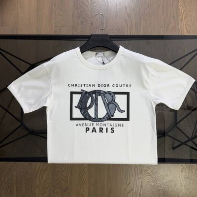 迪奥 Dior 2025 春夏季新款字母刺绣Logo短袖T恤 胸前采用品牌字母Logo满印设计，搭配喷染工艺压印，个性十足，260股双纱300克重工水洗，男女同