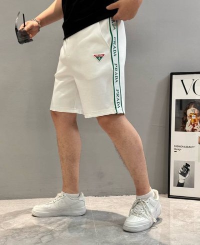 上衣 裤子 prada*25S夏季新款运动休闲五分短裤可搭配套装.侧身新款织带定制设计.凸凹感十足.口袋下方绣花三角标搭配.层次分明 基础休闲的松紧腰五分裤版型