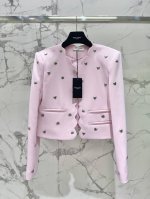 春夏新款系列 独家首发 定制Ysl羊毛精料 ；小香粗纺纹理 全身80粒重工爱心四合扣装饰 荷叶边装饰效果 减龄又时尚 码数Sml 西服