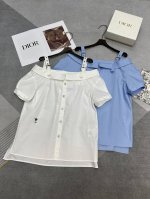 高品质Dior 迪奥2025夏装新款衬衣，一字肩设计吊带小露肩，纯欲感拉满，穿起来舒适又自在。刺绣小蜜蜂，不管搭配牛仔裤还是半身裙秒变时髦精，2色Sml