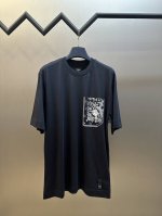 Fendi 口袋蜡花短袖 标准版型短袖圆领T恤 纯棉材质 胸袋和衣领背面饰有采用相搭Ff细节设计的白色方巾珊瑚图案印花 size Xs S M L