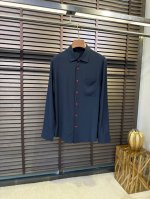 kito&肯2025Ss新款衬衣。采用高克重天丝莱赛尔混合面料，自然光泽，非常高级，立挺有型；扣子饰以品牌字母Logo图案，辨识度极高，时尚感满满；微阔版型，立