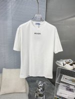 prada普拉达 2025Ss春夏最新款短袖T恤出货啦！！ 2025新款T恤 高版本专用面料 高克重纯棉丝光面料 上身舒适不失挺阔 针脚刺绣工艺、数字印花、植绒