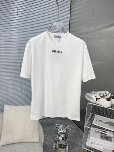 prada普拉达 2025Ss春夏最新款短袖T恤出货啦！！ 2025新款T恤 高版本专用面料 高克重纯棉丝光面料 上身舒适不失挺阔 针脚刺绣工艺、数字印花、植绒