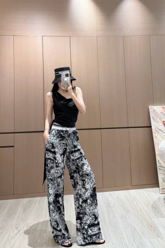 70818# D家印花长裤 上新原单品质 Dio* 25新款织带印花休闲裤 颜色百搭高级 定制面料尽显高级随意感 视觉盛宴 四季必入的百搭单品 订制面料 质感巨