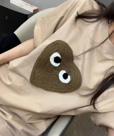 上新 play川久保玲Cdg重工毛线爱心刺绣卡其棕短袖 救命抢钱川久保玲又来了 在线诱惑 永远可以相信奶茶Tee 上身显白很有存在感 手工毛线缝制爱心棕色的太太