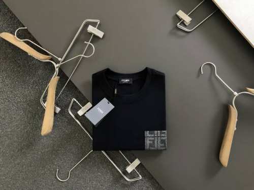 fend**合身版型M-Xxxl 25春夏顶级双F口袋重磅经典短袖，精致工艺专柜面料，顶级元素融合打造，经典短袖3标齐全，潮男时尚，无论是上身舒适度还是都是无可