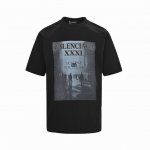 balenciaga 巴黎世家 锁扣Logo人影新花短袖 采用高品质面料 重量达到270克纯棉 确保了穿着的舒适度和透气性 细节之处彰显精致 搭配320克1X1