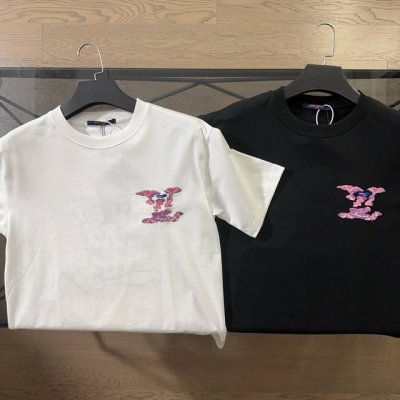 lv 路易威登 2025春夏新款Logo粉色字母短袖T恤 胸前描边绣当季新设计Lv字样，后背品牌专属极光字母案精密刺绣，极简主义用到极致。取用280高克重水洗纯