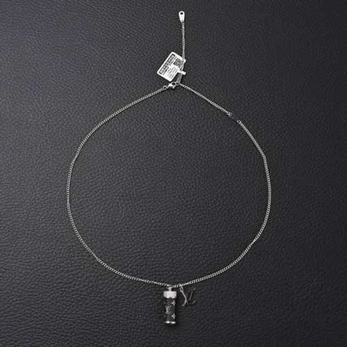 Louis Vutton LV 香水瓶黑花项链 Monogram 图案，镶缀在 Monogram Strass 项链的银色吊坠之上，轻轻悬挂于纤长灵活的链条，以