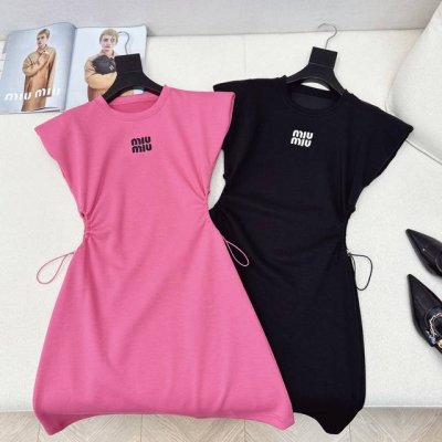 时髦一件式穿搭 Miu 25Ss 春夏最新款Logo字母印花装饰收腰连衣裙懒人出街Op裙 这一条太适合日常了 轻松打造休闲和慵懒时髦感 版型收腰的剪裁 上身更加