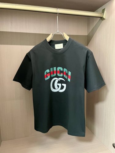 gucc 2025新款 圆领 短袖 T恤 高端版本！专柜定制面料 透气舒适度高，细节无可挑剔，品牌元素设计理念，体现高品质。手感细腻柔软！呈现休闲裁剪，上身版型