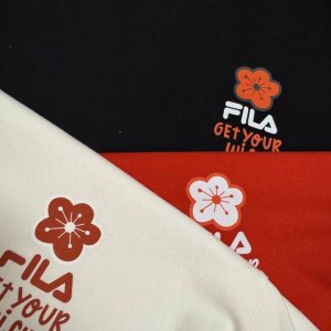 70 斐乐Fila专柜同款小花短袖宽松字母印花情侣短袖 情侣同款 定织定染一致260G纯棉双纱面料 同缸零色差领口螺纹 四针六线工艺 面料舒适透气 机洗不变形
