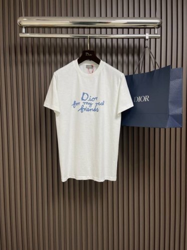 Dior 朋友字母刺绣短袖T恤，采用纯棉12S精棉平纹，310G；搭配21支双纱螺纹，420G。通过平纹组织方式交织而成的面料，纱线屈曲点也多，使得织物具有较好