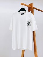 Louisvuitton 路易威登 2025Ss春夏新品 手绘印花短Tee，每一件都是纯手工画制而成，百搭款细节处理完美330克纯棉面料，前幅数码定位印花工艺图