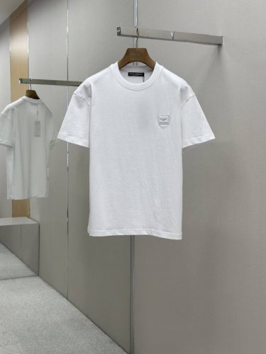 dg 25Ss春夏新款首发专柜最新圆领T恤 高端订制 设计前卫时尚 品牌Logo重工艺设计 高端定制240克面料.手感柔软.穿着舒适.专柜级别精致车线.做工精细