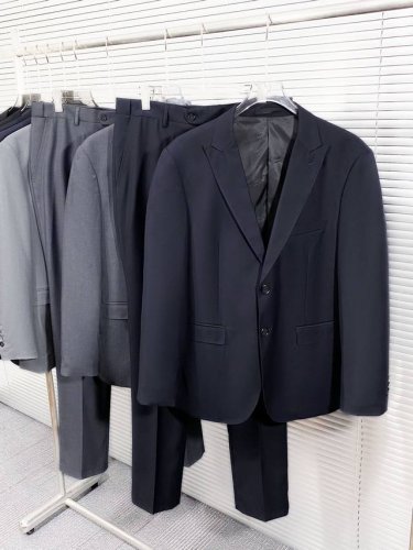 新品 Burberry24早秋新款顶级平纹羊毛材质黑色修身套西，男士黑色灰色双粒扣西服 直筒西裤商务休闲套装！贸易公司渠道稀出，同步官网发售！B家高端商务主线臻