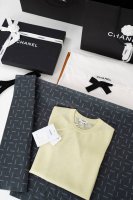 C*Hanel 针织短袖 采用82%棉+12%锦纶面料制成，不易起球，不易皱，袖口和下摆做卷边包边，打破常规的设计，左下角用蓝色蕾丝勾勒出品牌字母，低调又奢华
