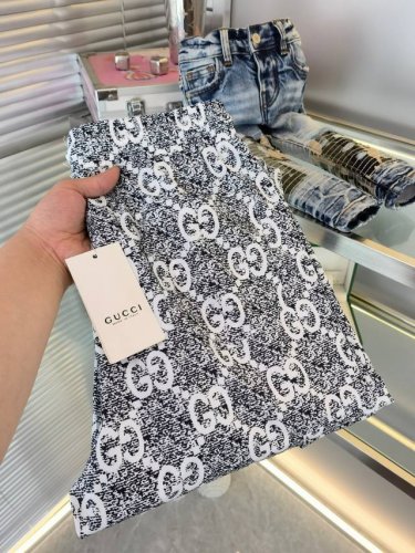 Gucci 古奇 ss季上新品 Monogram数码热转印印花 Fight Mode爱丽舍老花系列出品 睡衣风搭配橡筋直筒裤 低调奢华高级 搭配绲边点缀勾勒出优