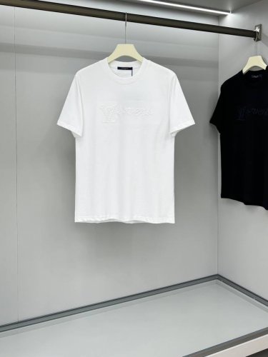 lv25Ss早春新款平纹针织棉布基础圆领短Tee，男女同款立体米粒绣标识宽松休闲短袖T恤衫！贸易公司渠道稀出，领先官网发售！25年全新上线的基础纯色短Tee，简