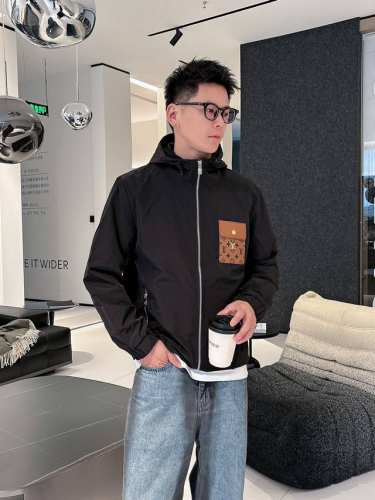 路易威登Lv 2025春季新品时尚休闲夹克外套，进口原版科技面料，上身舒适透气，胸前精致手工工艺Logo，独特设计欧洲时尚风格，反面数码定位印花工艺，彰显了年轻