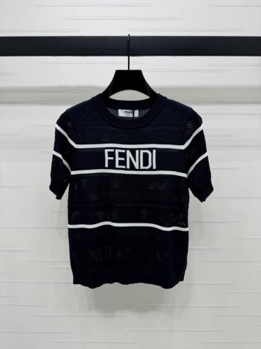 上新原单高端品质 Fend* 2025春夏最新系列！镂空圆领针织短袖！定制进口羊毛针织材质 亲肤透气 质感上乘 撞色条纹 胸前标志性Logo提花 通体镂空肌理
