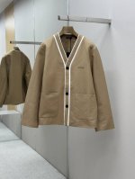G家 2025春夏系列呈献外套单品 以低调内敛之道展现标识细节 这款西服采用米色面料打造 Gucci印花压纹标识精彩点缀 前幅白色拉条装饰 高版本 码数 46.