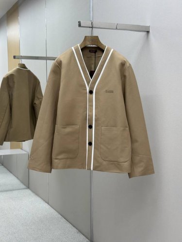 G家 2025春夏系列呈献外套单品 以低调内敛之道展现标识细节 这款西服采用米色面料打造 Gucci印花压纹标识精彩点缀 前幅白色拉条装饰 高版本 码数 46.