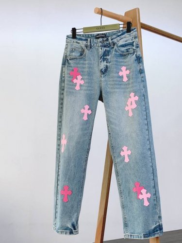 chrome Hearts 克罗心 2025Ss春夏新品 这款牛仔裤将潮流与个性完美融合。浅蓝色牛仔布经独特水洗工艺，呈现复古质感，彰显不羁态度。标志性粉色十字