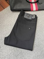 范思‘’ 顶级货品 2025春夏新款休闲裤西裤！官网同步发售。品牌经典Logo休闲裤 ，定制面料，舒适度极好，手触感强烈。辨识度极高，完美品相工艺。 尺码：M-