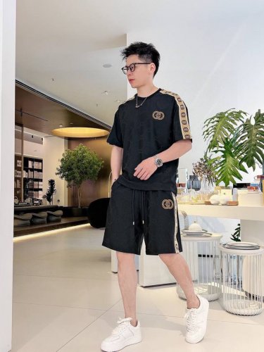 直 品牌 Gucci 古奇 圆领短袖短裤套装 纯棉面料上身不会闷热，爽滑舒适的亲肤效果更加透气，面料自带肌理感 经典徽标工艺 独有的角度全新演绎 时尚百搭首选！